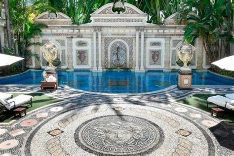 casa de moda versace venduta|Mansión de Gianni Versace: dónde está y qué pasó .